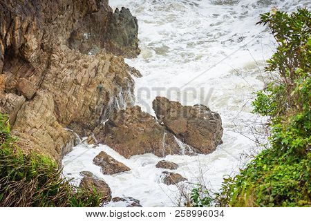 White Sea Waves Hit The Rocks Nateral Seascape