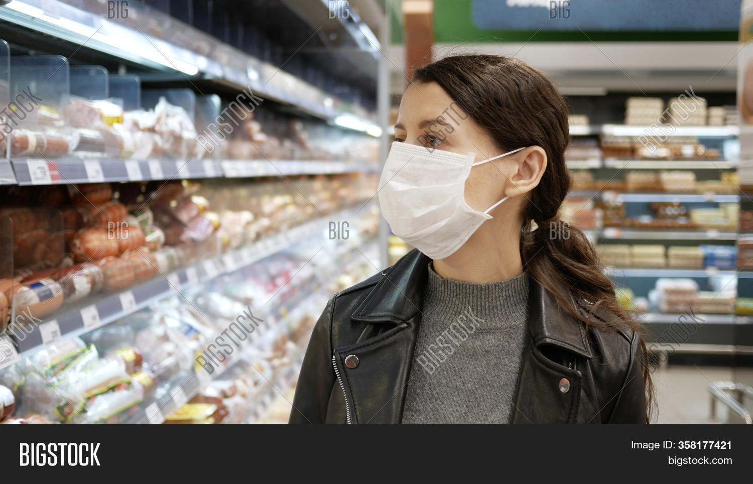 тренды пандемия шоппинг. тренды пандемия шоппинг. покупатель в магазине. магазины в пандемию. продавщица в маске.