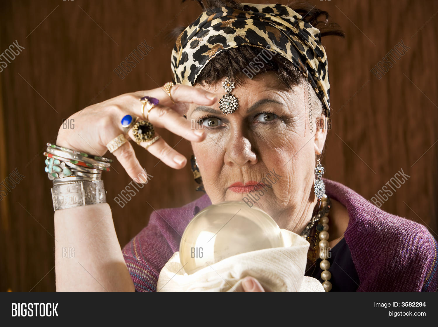 бабка ворожея. фотографии бабушек. бабушка колдунья. старушка предсказательница. бабушки ясновидящие.