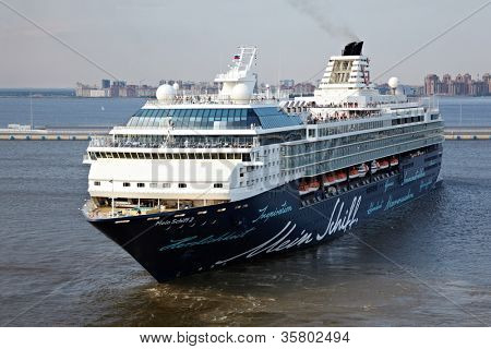 Skt. PETERSBORG - 19 juli: Mein Schiff 2 - anden krydstogtskib af Tui krydstogter i St Petersborg havn, 