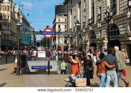 Londýn-květen 24:People může 24,2008 v London.A Pamětihodnost Londýna na Piccadilly Circus, cirkus je