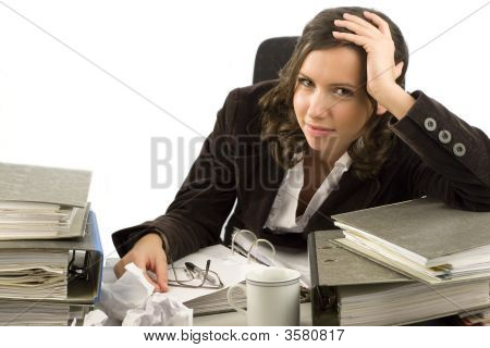 Ung sekretær med uorganiseret Desktop