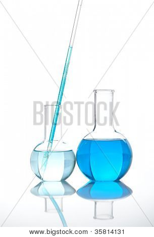 zwei Glas-Flaschen mit blau gefärbte chemischen Reagenzien, isoliert