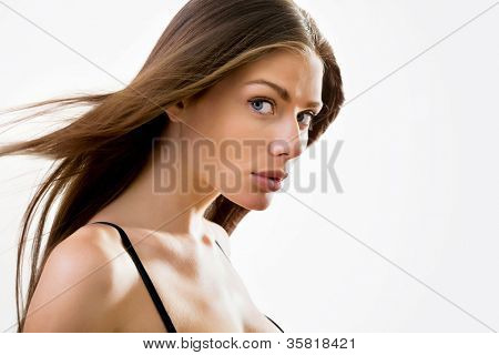Bella donna semi-vestita con magnifici capelli