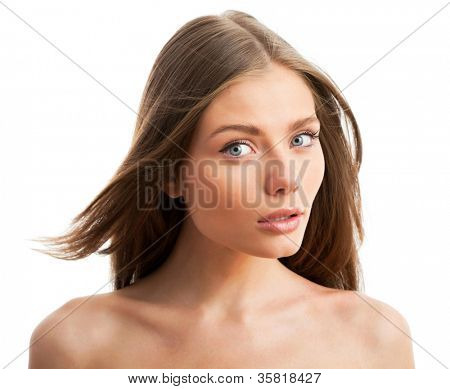 Bella donna semi-vestita con magnifici capelli