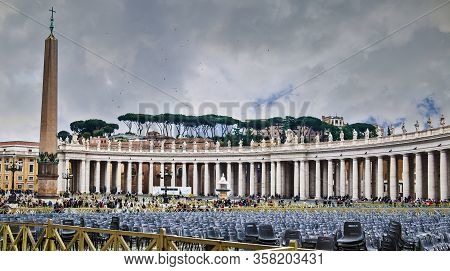 Vatican City, Rome, Italy - May 6, 1018: Piazza San Pietro Square With Fountain And Basilica Di San 