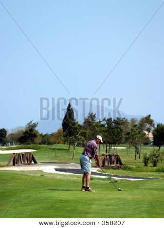 Man tee op mooie golfbaan In het zonnige Spanje