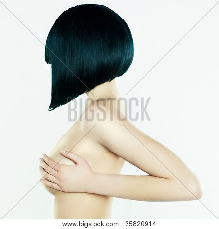Elegante donna nuda con il taglio di capelli corto elegante