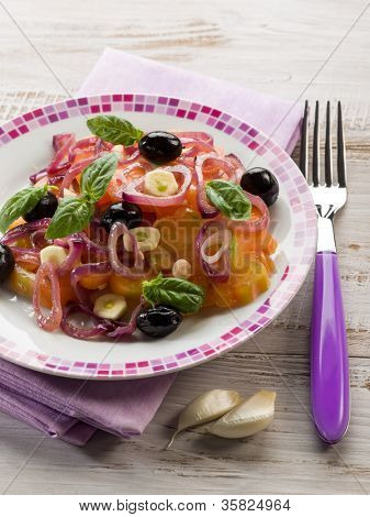 salat med ox hjerte tomater, løg oliven og hvidløg