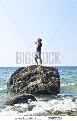 Uomo bloccati su una roccia nell'oceano