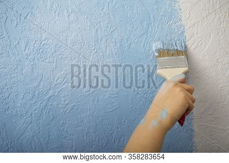 Change Of Decor In New Home Girls Hand Paints With Brush