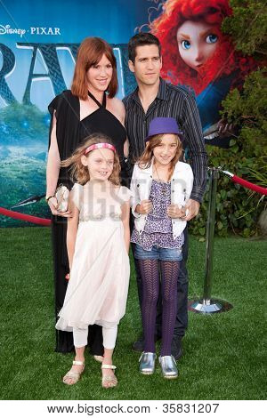 HOLLYWOOD, CA - 18 czerwca: Molly Ringwald i rodzina przybywa na festiwalu filmowym w Los Angeles premiera