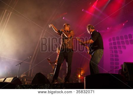 OLHAO โปรตุเกส - 9 สิงหาคม: GNR ทำ onstage ที่เทศกาลอาหารทะเลเมื่อ 9 สิงหาคม 2012 ใน Olhao