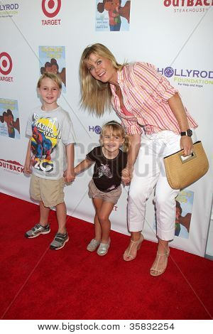 LOS ANGELES - 12 aug: Alison Sweeney มาถึงที่ 3 ประจำปีของฉันพี่ชายชาร์ลีครอบครัวสนุก Festiv