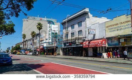 San Francisco, Usa - August 2019: Usbank And Other Stores On Mission Street