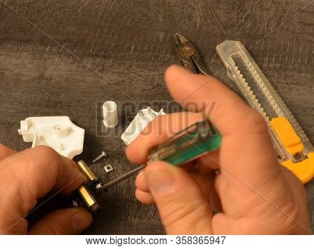 Disassembly Of The Electrical Plug With Ground For Connection To The Wire