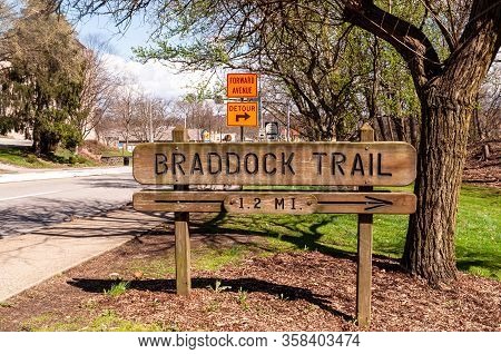 Pittsburgh, Pennsylvania, Usa 3/29/20 The Braddock Trail Sign On Forbes Avenue With A Detour Sign Be