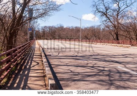 Pittsburgh, Pennsylvania, Usa 3/29/20 The Forbes Avenue Bridge Over Frick Park On A Sunny Spring Day