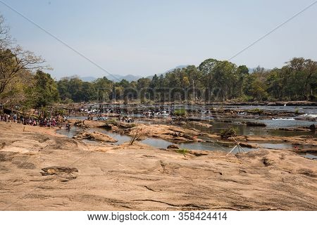 Kerala, India-february 2, 2019. Crowds Of Indian Tourists And Europeans At The Beautiful Attraction 