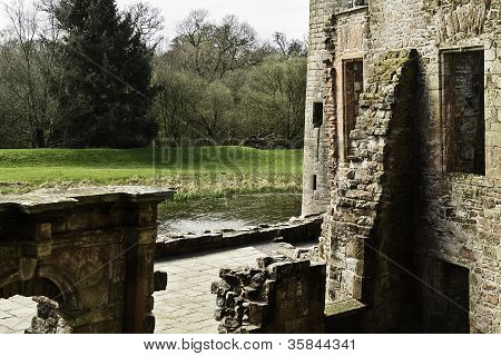คูเมืองและซากปรักหักพังของปราสาท Caerlaverock