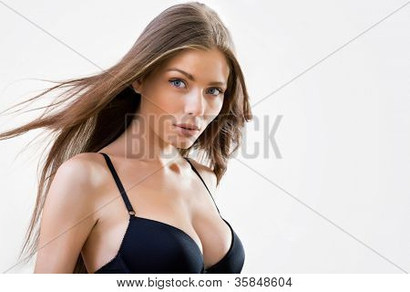 Bella donna semi-vestita con magnifici capelli