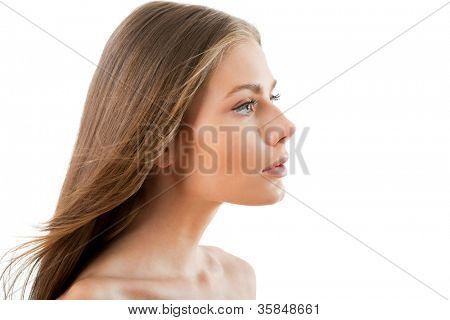 Bella donna semi-vestita con magnifici capelli