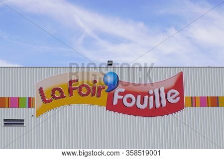 Bordeaux , Aquitaine / France - 10 30 2019 : La Foir Fouille Sign Logo French Store Chain Selling Ch