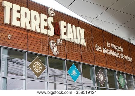 Bordeaux , Aquitaine / France - 02 21 2020 : Terres Et Eaux Logo Sign Store Chain Ecologist Traveler