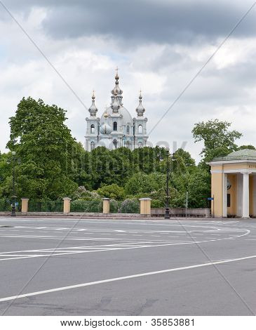 Se på Smolnyi domkirke (Smolny kloster) St. Petersborg gennem pladsen af Proletarian diktator