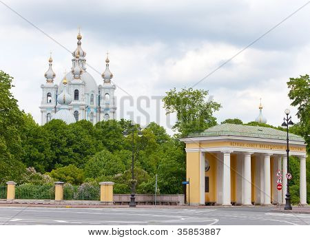 Se på Smolnyi domkirke (Smolny kloster) St. Petersborg gennem pladsen af Proletarian diktator