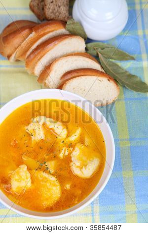 Suppe mit Knödel