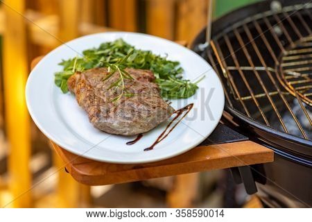 beef steak with spinach and arugula salad