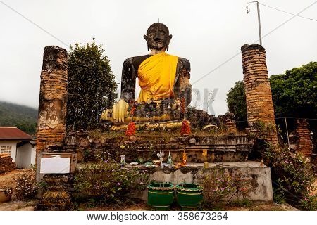 Ancient Big Buddha Ruin Of Wat Pia Wat (16th Century) Remaining From The War In Meuang Khoun Xieng K