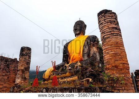 Ancient Big Buddha Ruin of Wat Pia Wat (16th century) Remaining from the war in Meuang Khoun Xieng K