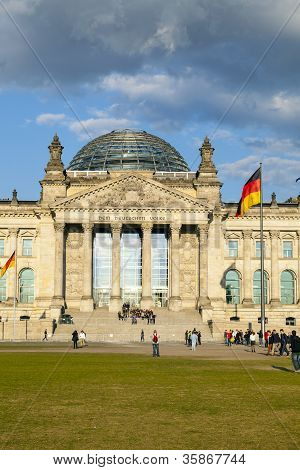 facciata del famoso Parlamento tedesco, il Reichstag con nuvole