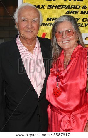 LOS ANGELES - AUG 14: Robert Loggia dorazí na 