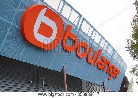 Arcachon , Aquitaine / France - 10 08 2019 : Boulanger Sign Logo Shop French Chain Store Of Electron