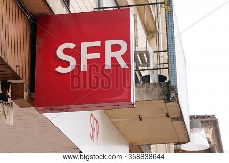 Bordeaux , Aquitaine / France - 02 20 2020 : Sfr Store Logo Sign French Phone Operator Shop