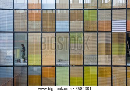 วาดภาพคนอยู่เบื้องหลัง Windows Office มีสีสัน