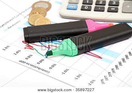 계산기, 동전과 펜 차트에 누워