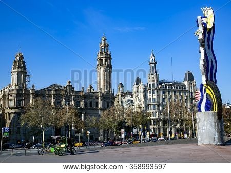 Spain, Barcelona, December, 2017 - Cityscape View On Gothic Architecture And Head Sculpture Of Roy L
