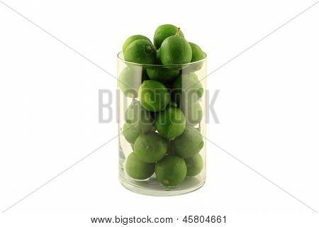 화이트 유리 실린더에 키 라임입니다.