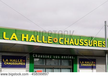 Bordeaux , Aquitaine  France - 07 01 2022 : La Halle Aux Chaussures Shoes Brand Logo And Sign Text O