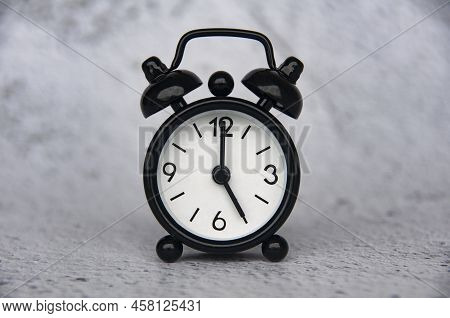 Alarm Clock Pointing At 5 O\'clock With Customizable Space For Ideas Or Text. Copy Space And Time Co