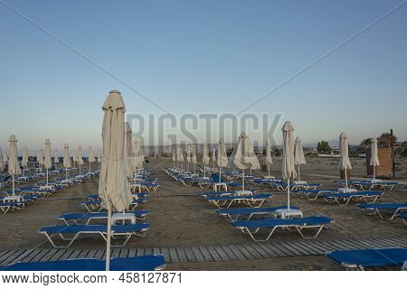 Seascape. A Deserted Beach On The Seashore In The Rays Of The Setting Sun. Stock Photo