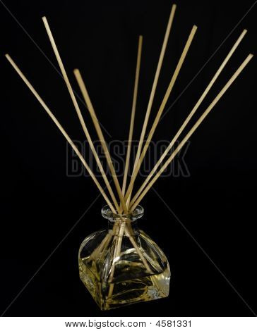 Verre clair flacon de parfum avec des roseaux ou des mèches pour distribuer le parfum par capillarité
