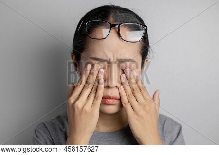 Women Wear Glasses And Suffer From Eye Pain