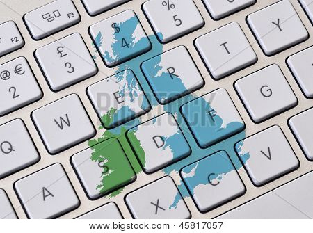 Obrys mapy Velké Británie a Irska obložil na klávesnici počítače.
