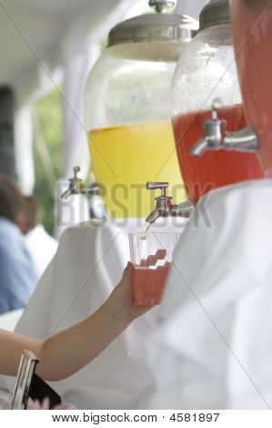 젊은 여 자가 지 고 레모네이드