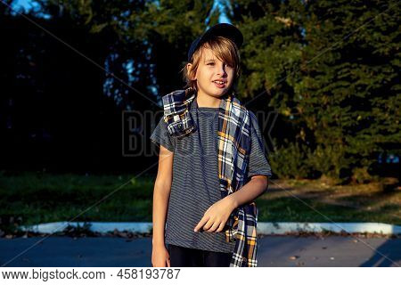 Teenger Blonde Boy Outdoor Park Lifestyle Portrait